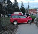 В Туле водитель «Хонды» снёс столб, вылетел на тротуар и сбежал