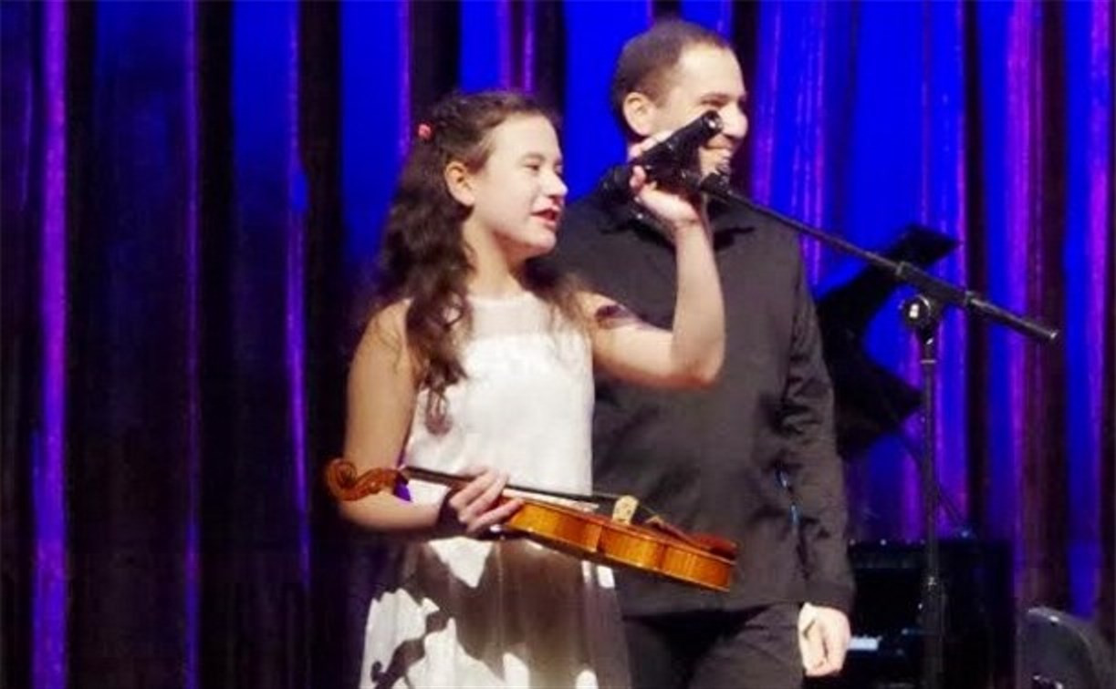 Юная тульская скрипачка получила подарок из рук Дмитрия Когана