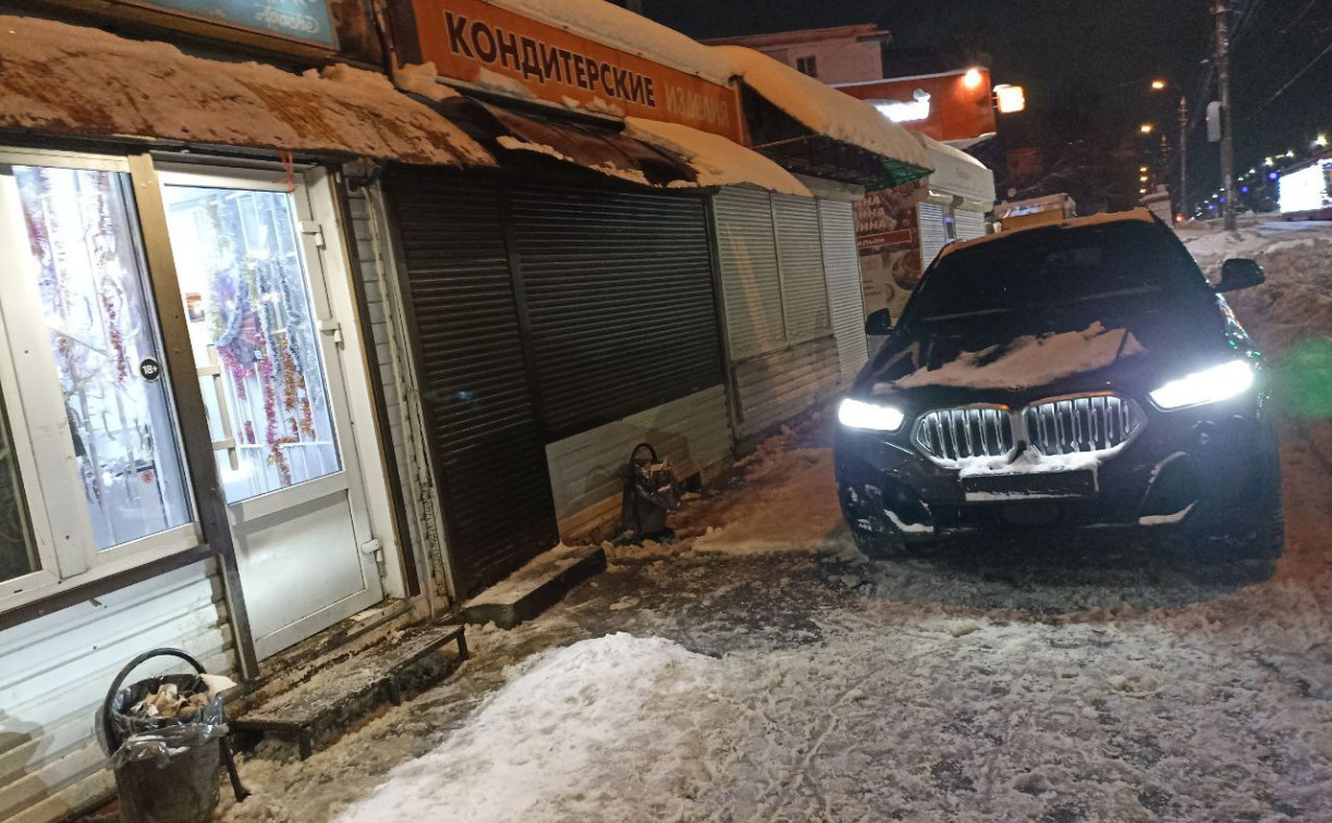 В Криволучье BMW без номеров припарковался на тротуаре