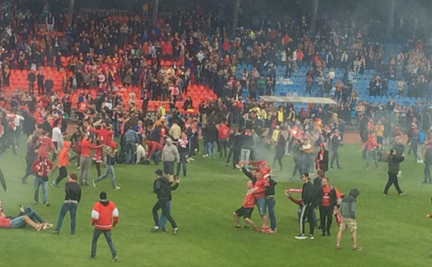 Фанаты «Спартака» и «Арсенала» выбежали на поле после матча