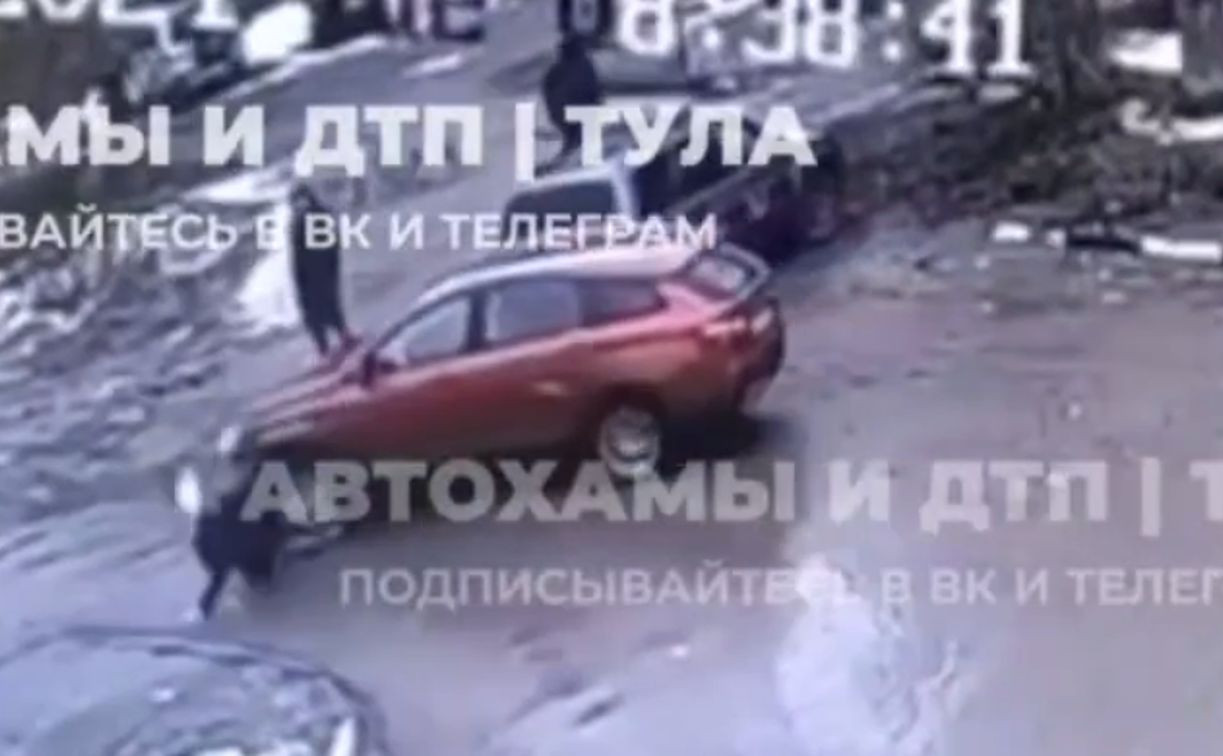 На Одоевском шоссе автоледи переехала пешехода: видео