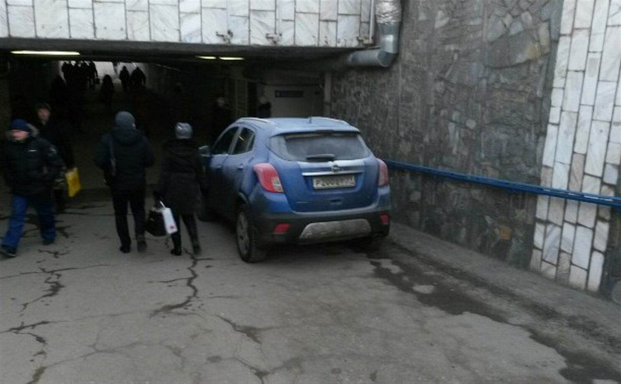 В подземном переходе на улице Мосина припаркован «Опель»