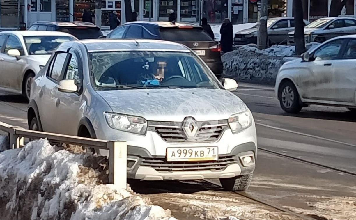 «Накажи автохама»: в Туле водитель парковался на трамвайных путях и «скакал» по ним