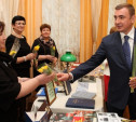 Алексей Дюмин поздравил тулячек с 8 Марта в филармонии