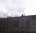 Штормовой ветер сорвал куски крыши с пятиэтажки в Заокском