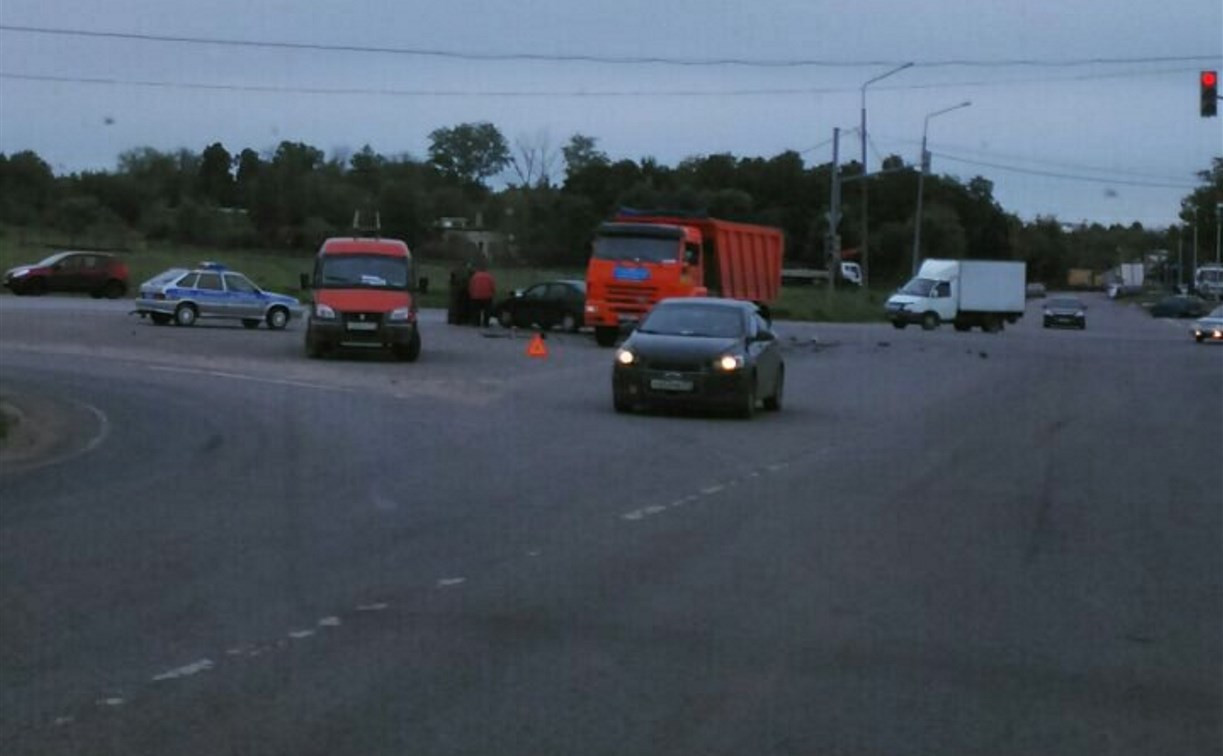 В Новомосковске КамАЗ врезался в «Форд»