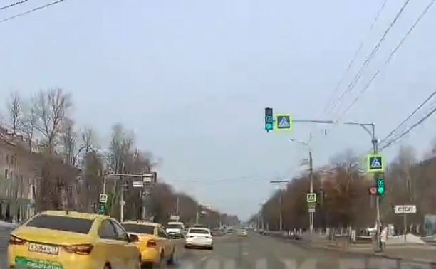 В Туле водитель Mercedes не захотел стоять последним