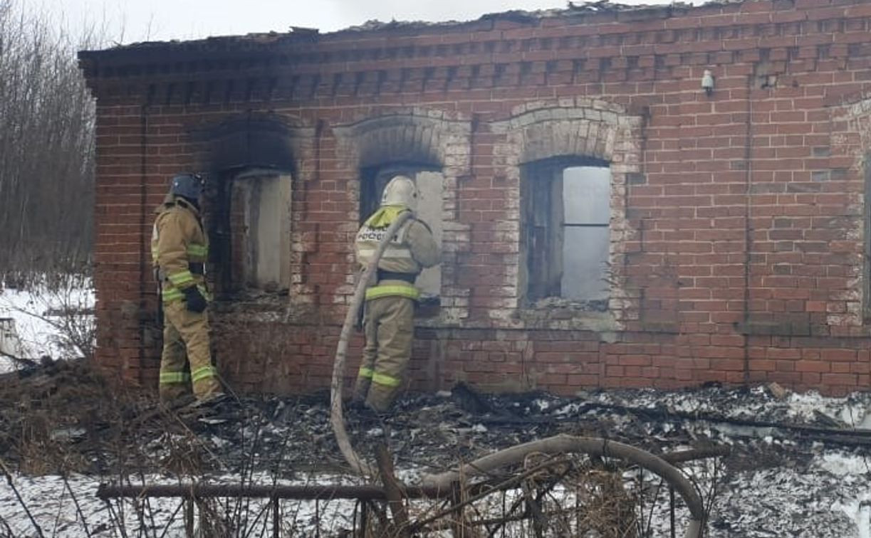 В Арсеньевском районе при пожаре погиб мужчина: его личность устанавливается
