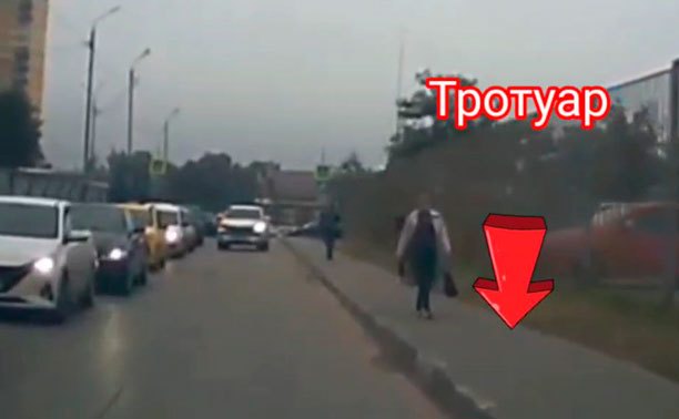 На Зеленстрое торопливый водитель поехал по тротуару
