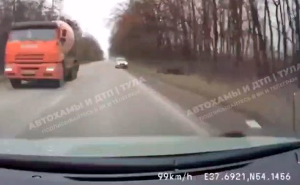 В Туле водитель промчал по встречной обочине и едва не устроил ДТП