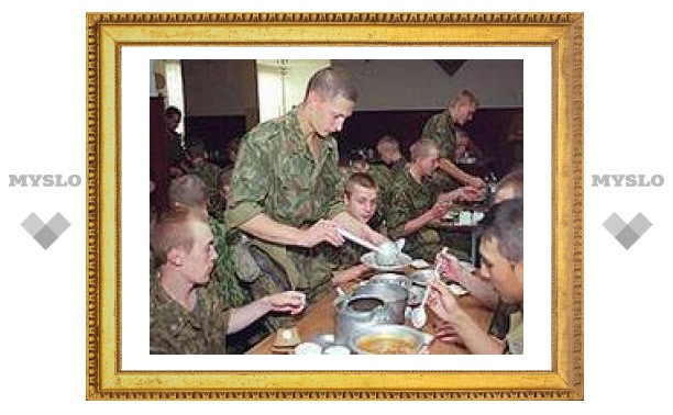 Солдат стали кормить колбасой и сыром