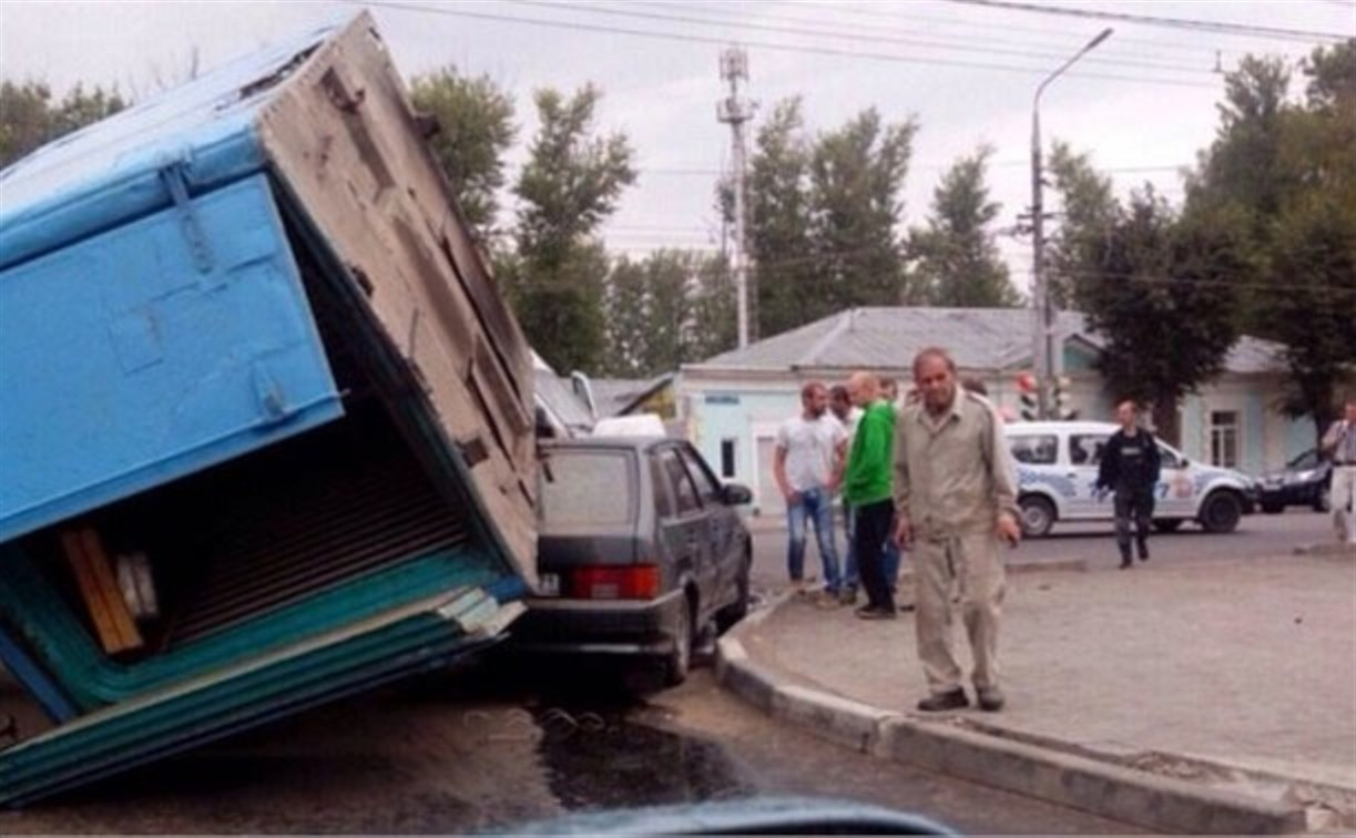 На улице Токарева грузовик снёс пассажирскую маршрутку