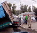 На улице Токарева грузовик снёс пассажирскую маршрутку
