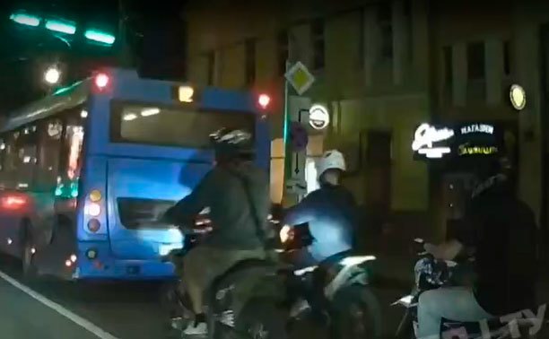 В центре Тулы засняли трех питбайкеров «с аллергией на ПДД»