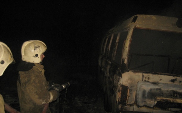 Ночью в Заречье сгорел автобус