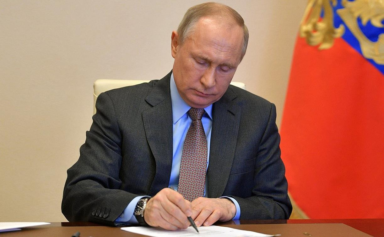 Путин поручил начать выплаты на школьников со 2 августа