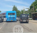 На ул. Карпова столкнулись внедорожник и автобус