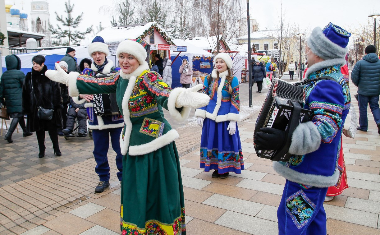 На улице Металлистов в Туле открылись новогодняя ярмарка и фестиваль корпоративных елок