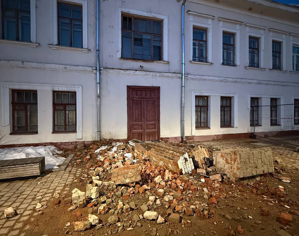 На ул. Металлистов часть фасада исторического здания рухнула на дорогу