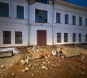 На ул. Металлистов часть фасада исторического здания рухнула на дорогу