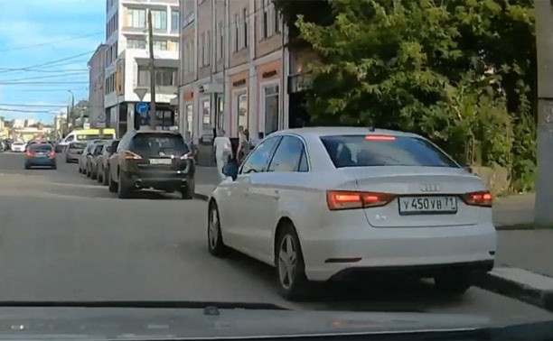 Один из участников «симпозиума» нарушителей парковки на ул. Каминского получил штраф