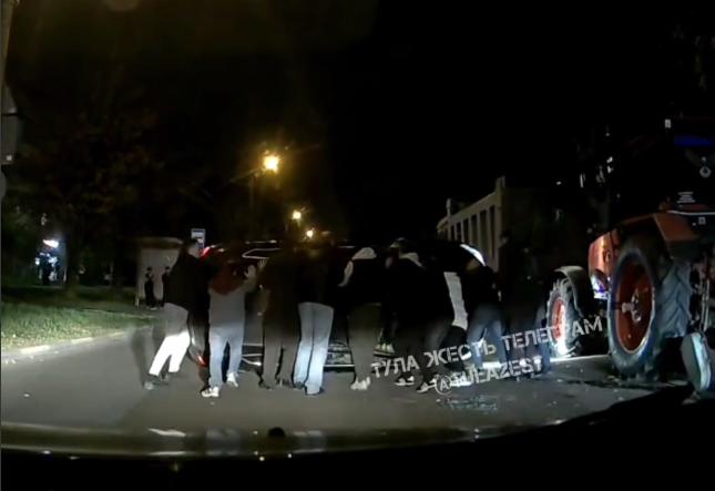 В Туле прохожие помогли перевернуть автомобиль после ДТП на Кауля 