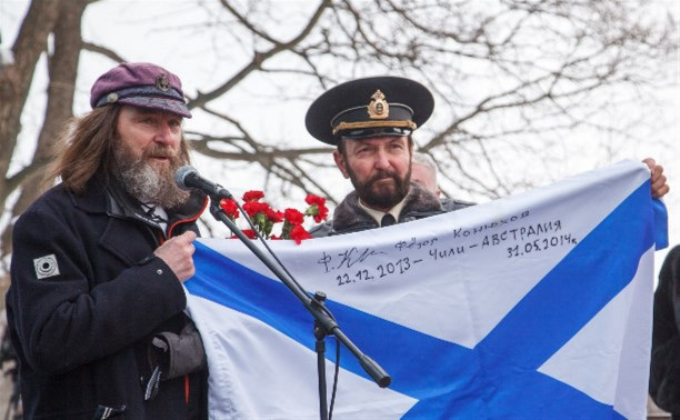 Фёдор Конюхов подарил тулякам флаг, с которым переплыл Тихий океан