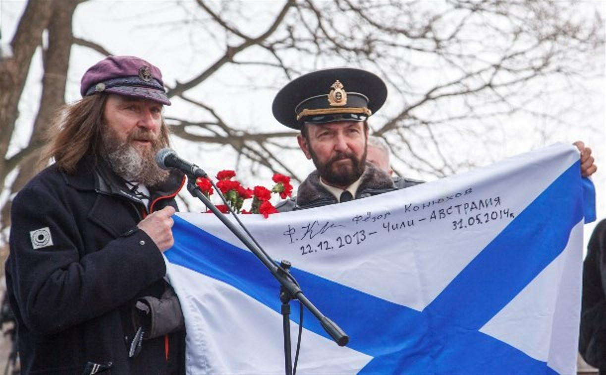 Фёдор Конюхов подарил тулякам флаг, с которым переплыл Тихий океан