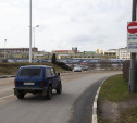 В Туле затопило дорогу под Зареченским мостом: водители не замечают знак и едут напролом