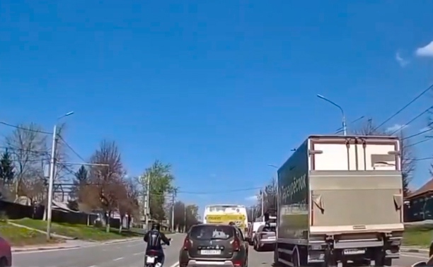 В Заречье водитель авто и мотоциклист «не заметили» двойную сплошную