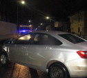 В Туле на ул. 9 Мая «Лада» врезалась в припаркованный автомобиль