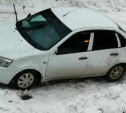 В Узловском районе коммунальщики сбросили снег с крыши на стоявшую внизу легковушку