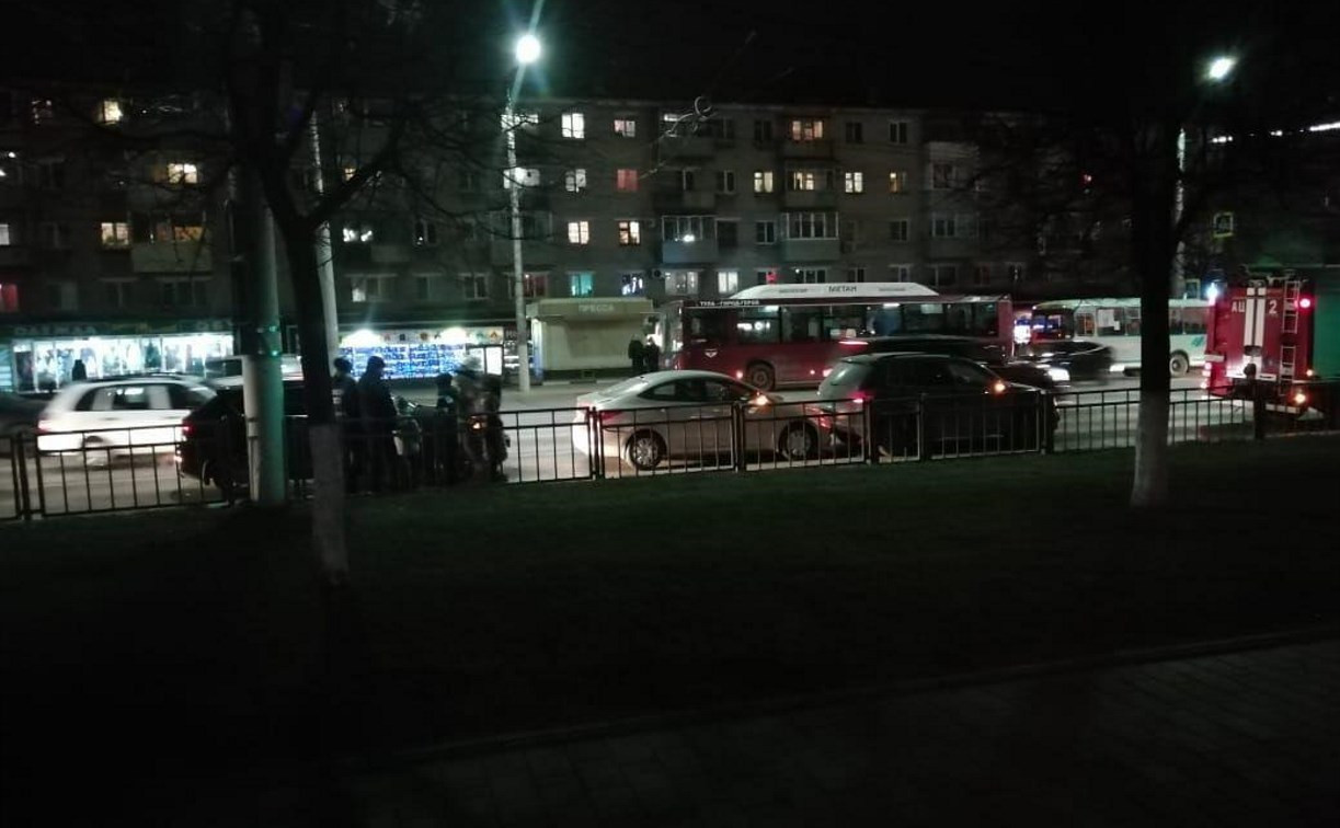 На улице Пузакова в Туле столкнулись три авто