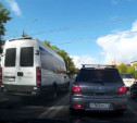 В Туле водитель микроавтобуса грубо нарушил ПДД