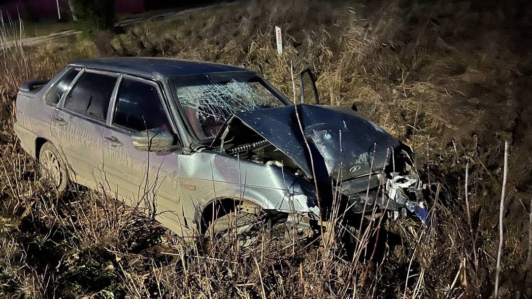 В Заокском районе ВАЗ вылетел в кювет от удара с Lada: два человека пострадали 