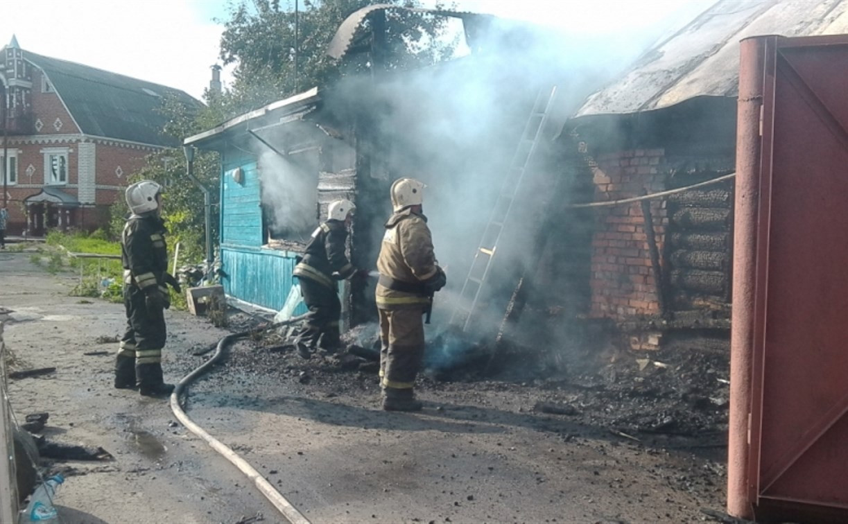 На улице Шишкова в Туле сгорела половина жилого дома