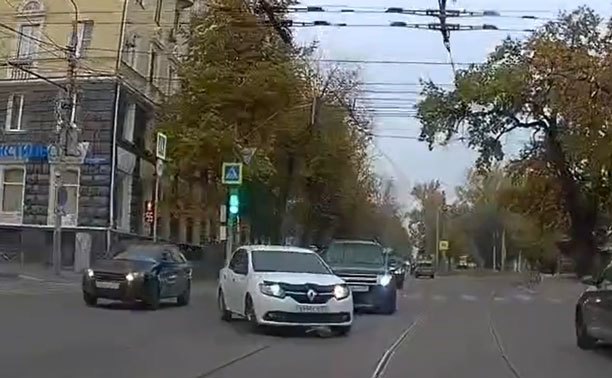 В Туле водитель перекрыл движение и помахал рукой встречному авто