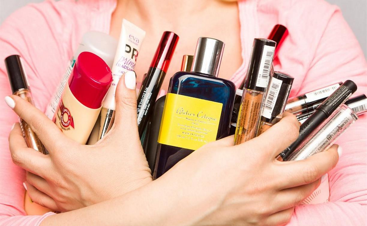 Как правильно выбирать парфюм и косметику к 8 марта: советы Роспотребнадзора