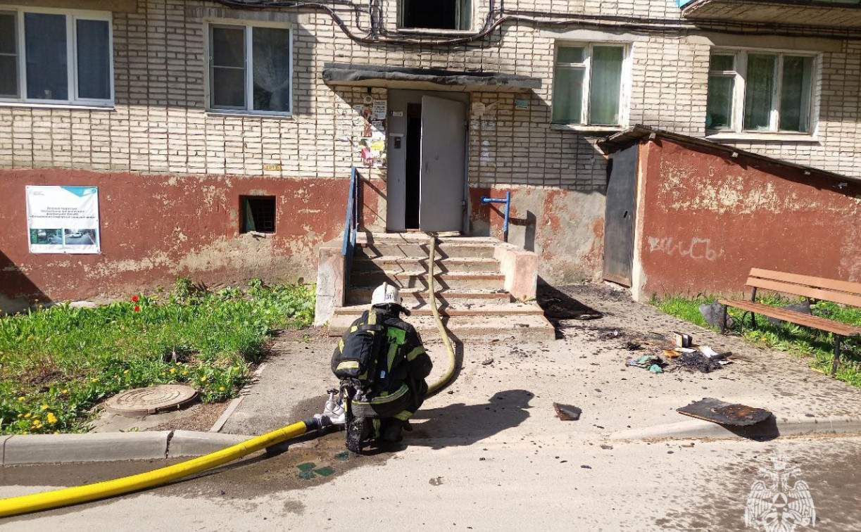 Щекинские огнеборцы потушили пожар в пятиэтажном жилом доме