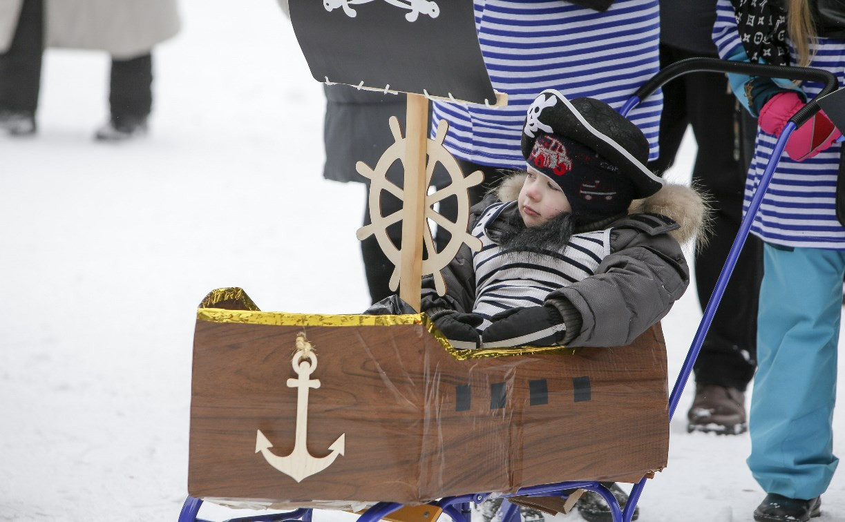 Пиратский корабль, военная техника и настоящая русская печь: в Туле прошел фестиваль наряженных саней 