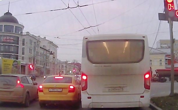 На ул. Октябрьской автобус и две легковушки проехали на красный