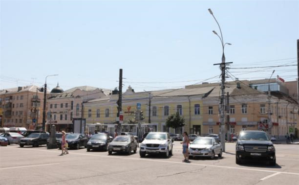 На площади Ленина образовалась стихийная парковка