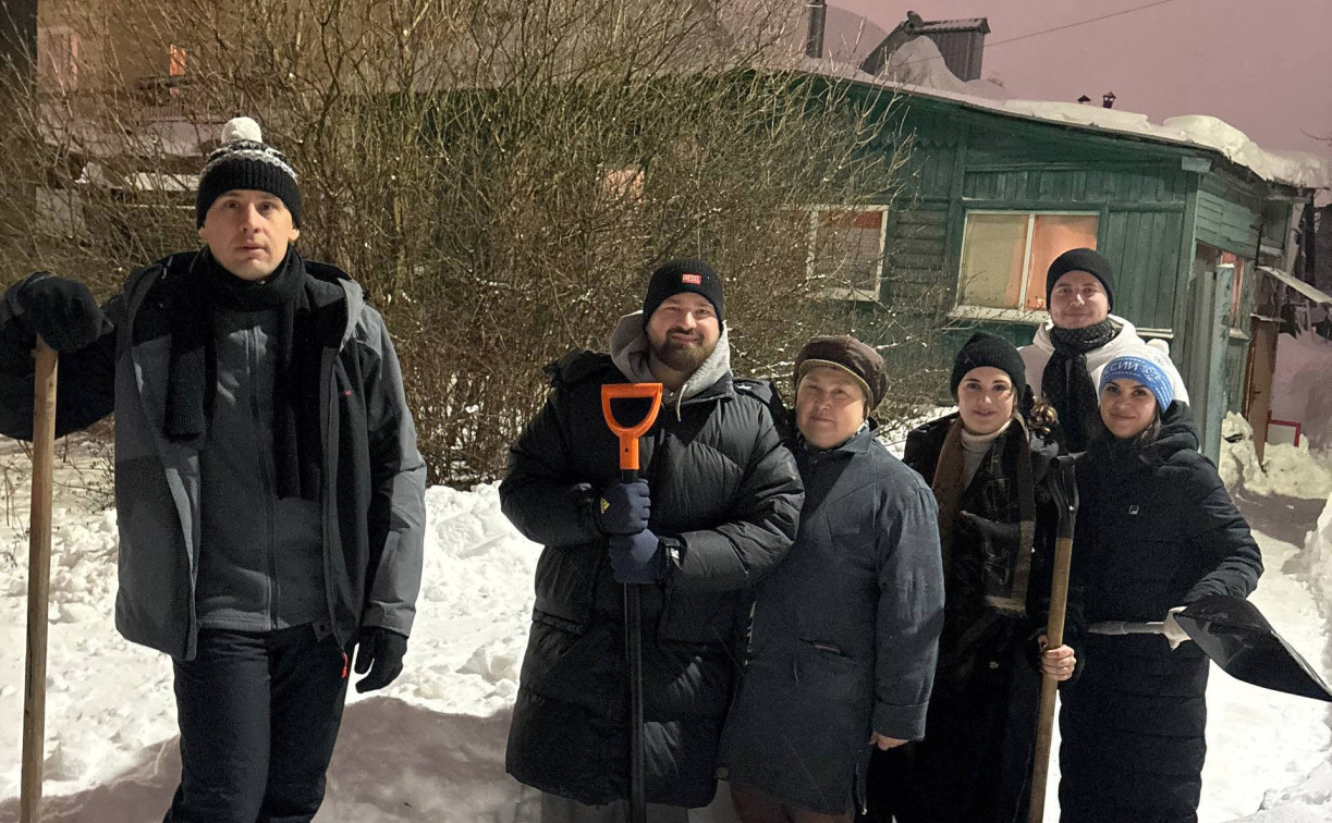 Пенсионерка спасена: неравнодушные туляки откопали заваленный снегом вход к ее дому 