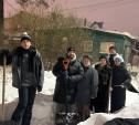 Пенсионерка спасена: неравнодушные туляки откопали заваленный снегом вход к ее дому 
