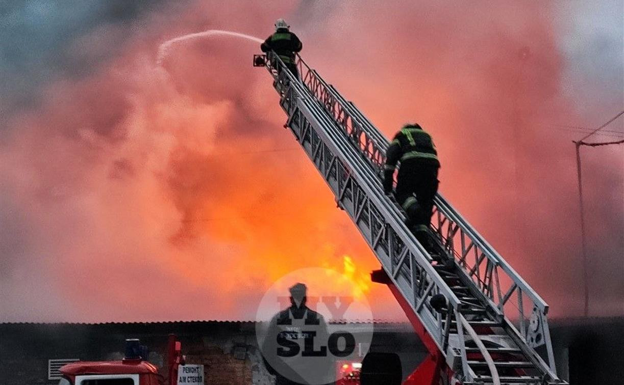 В центре Тулы загорелся автосервис: пожарные пытаются справиться с огнем