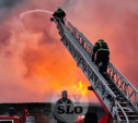 В центре Тулы загорелся автосервис: пожарные пытаются справиться с огнем