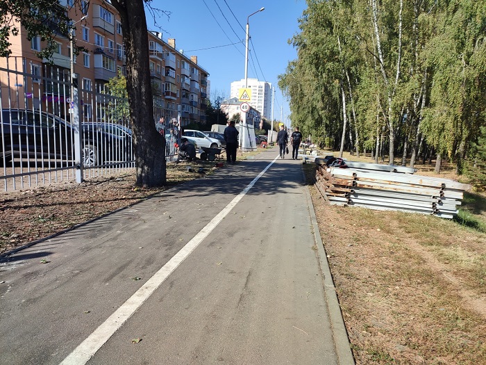 В Центральном парке ремонтируют забор