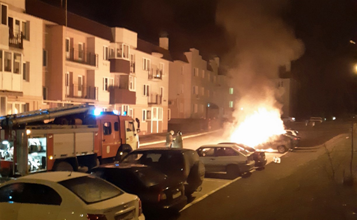 В Туле в микрорайоне Левобережный ночью сгорели три авто