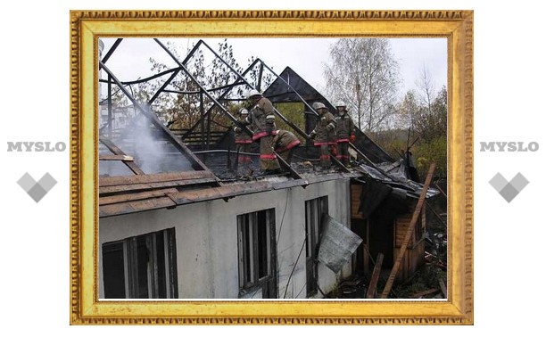 Под Тулой из-за полевого пожара сгорел жилой дом