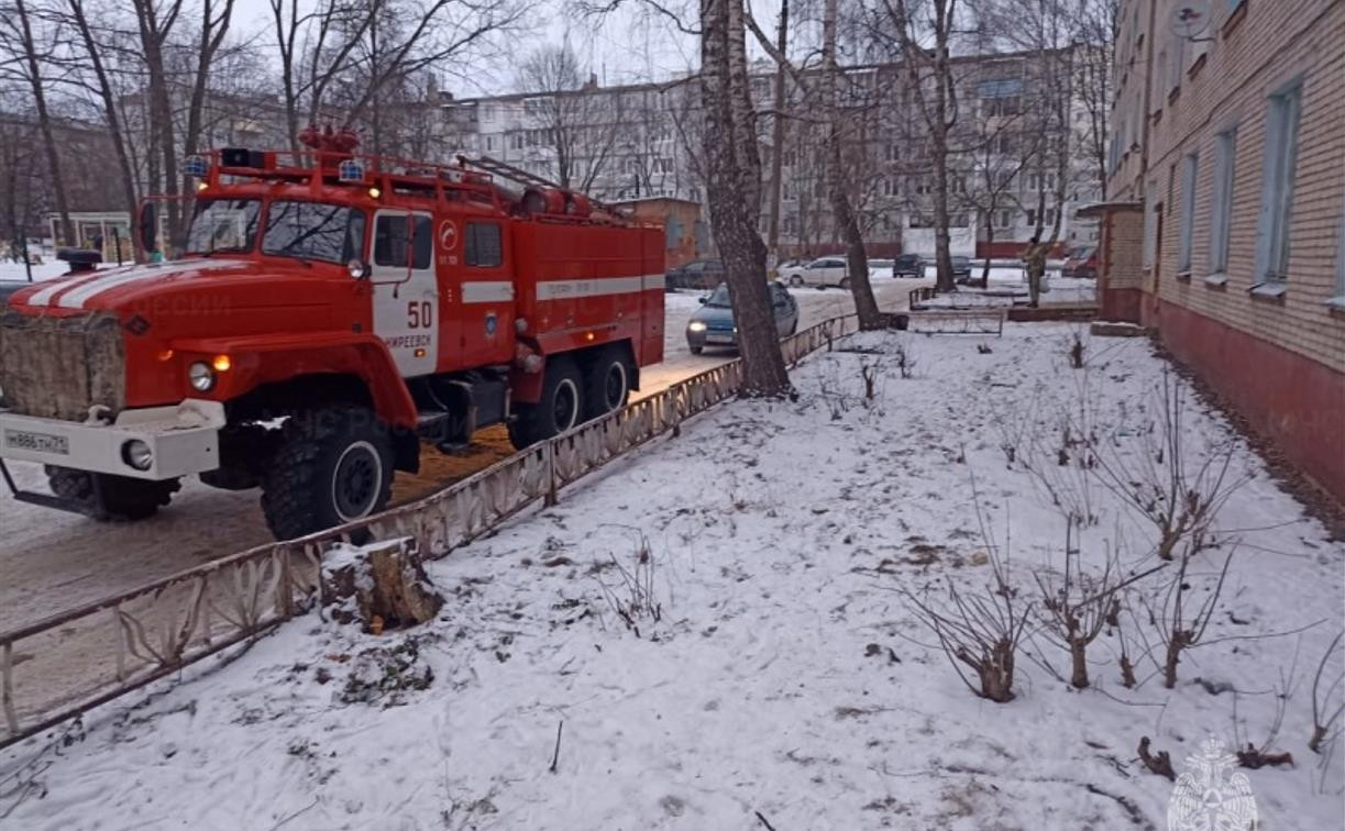 При пожаре в киреевской пятиэтажке спасатели эвакуировали 15 человек
